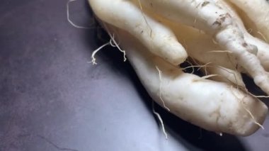 Süpermarkette Taze Beyaz Turp veya Daikon Turpu.