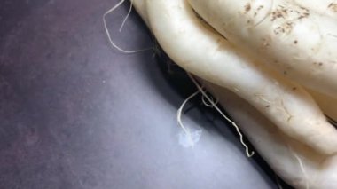 Süpermarkette Taze Beyaz Turp veya Daikon Turpu.