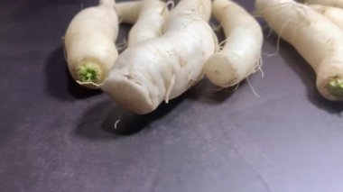 Süpermarkette Taze Beyaz Turp veya Daikon Turpu.