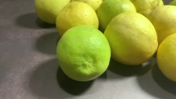 成熟的黄色柠檬食品 健康的饮食和素食概念 关闭桌上的柑橘类水果 — 图库视频影像