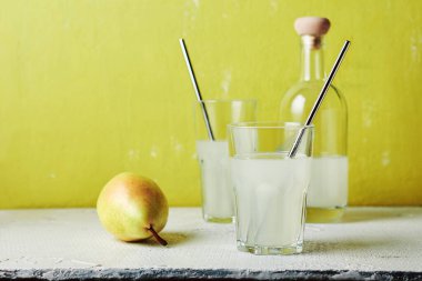 Armut içeceği, bardakta kokteyl ve pipet..