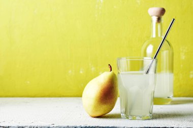 Armut içeceği, bardakta kokteyl ve pipet..