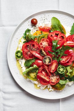 Roka ve ricotta peynirli domates salatası..