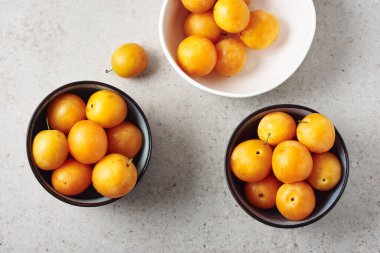 Kase içinde olgun sarı mirabelle erikleri, üst manzara..