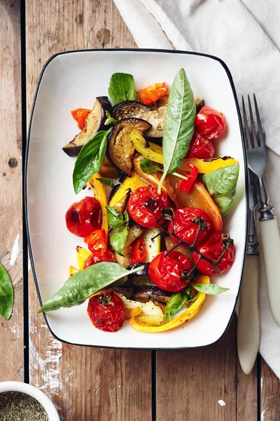 Kızarmış domatesli salata, patlıcan, kabak, dolmalık biber ve yeşil fesleğen..