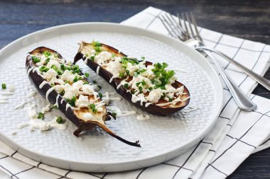 Izgara patlıcan, sarımsak ve peynirli. Fırında patlıcan..