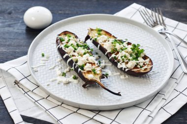 Izgara patlıcan, sarımsak ve peynirli. Fırında patlıcan..