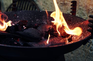 Izgarada yemek pişirmek için kömür yakıyorum..