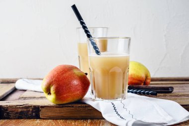 Elma, armut suyu ve ahşap masada taze meyveler..