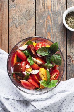 Domatesli salata, şeftali, kırmızı soğan, peynir ve fesleğen. Üst görünüm.