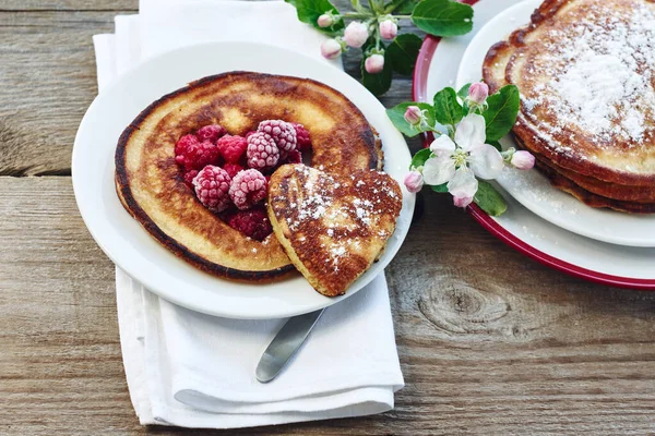 Pancake Dengan Raspberry Untuk Sarapan Atas Meja Kayu — Stok Foto