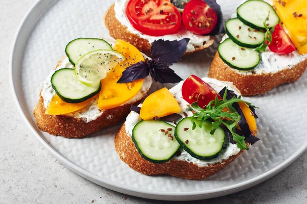 Variedade Sanduíches Com Creme Queijo Tomate Pepino Manjericão Rúcula Limão — Fotografia de Stock