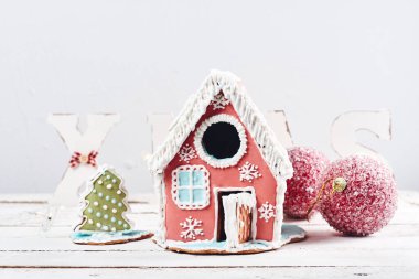 Beyaz bir Noel arka planında zencefilli kek evi.