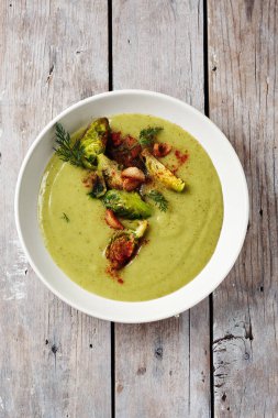 Brokoli ve Brüksel lahanalı yeşil sebze kremalı çorba..