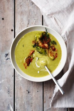 Brokoli ve Brüksel lahanalı yeşil sebze kremalı çorba..