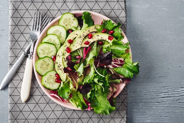 Groene Sla Salade Met Komkommer Avocado Granaatappel — Stockfoto