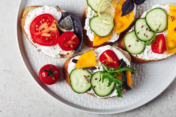 Krem peynirli, domatesli, salatalıklı, fesleğenli, roka ve limonlu sandviç çeşitleri..