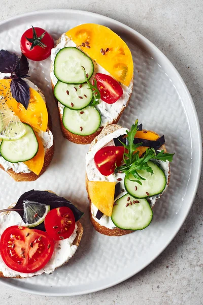 Variedade Sanduíches Com Creme Queijo Tomate Pepino Manjericão Rúcula Limão — Fotografia de Stock