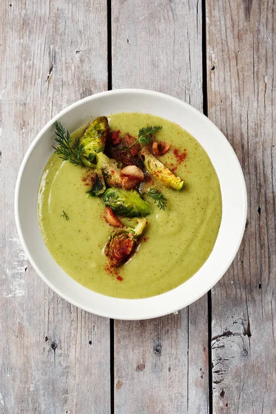 Brokoli ve Brüksel lahanalı yeşil sebze kremalı çorba..