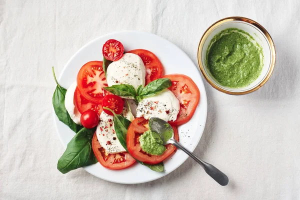 Caprese Salad Tomatoes Mozzarella Cheese Basil Leaves Pesto Sauce — Stock Photo, Image