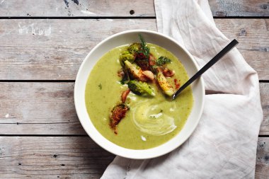 Brokoli ve Brüksel lahanalı yeşil sebze kremalı çorba..