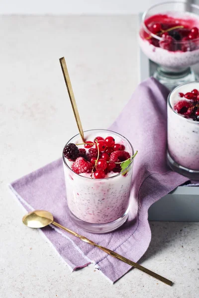 Taze üzümlü ve ahududulu Chia tohumu pudingi..