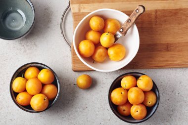 Kase içinde olgun sarı mirabelle erikleri. Reçel yapmak, üst manzara.