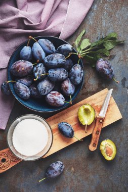 Bir kasede taze toplanmış erikler. Erik reçeli hazırlanıyor..