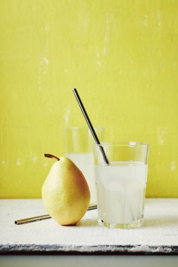 Armut içeceği, bardakta kokteyl ve pipet..