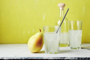 Armut içeceği, bardakta kokteyl ve pipet..