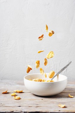 Mısır gevreğini kaseye düşürmek. Sütlü mısır gevreği.