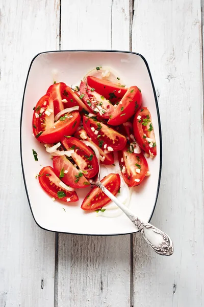 Fresh Tomato Salad Onions Garlic White Wooden Background — Stock Photo, Image