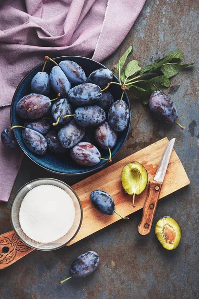 Bir kasede taze toplanmış erikler. Erik reçeli hazırlanıyor..