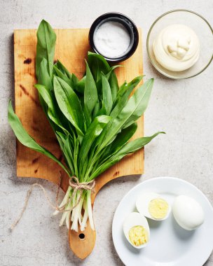 Bir demet taze Ramson (yabani sarımsak), mayonez sosu, yumurta. Salata ya da aperatif malzemeleri..