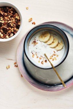Yoğurtlu ve muzlu granola, en iyi manzara..