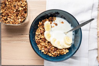 Yunan yoğurdu ve muzlu ev yapımı granola..