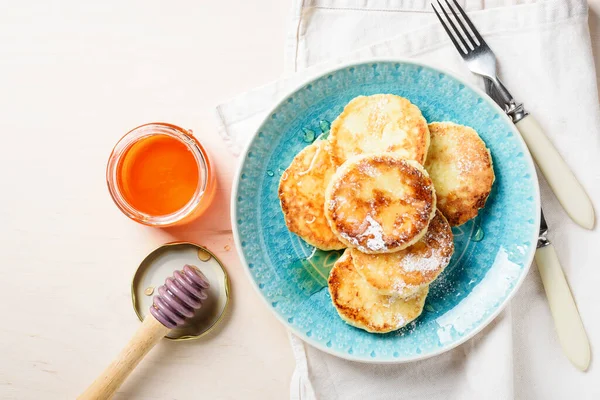 Cottage Cheese Pancakes Served Honey Blue Plate Top View — Stock Photo, Image