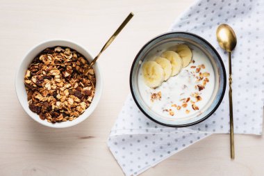 Yoğurtlu ve muzlu granola, en iyi manzara..