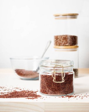 Cam kavanozda çiğ kırmızı taneli kinoa..