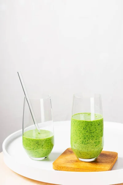 Two Glasses Green Smoothie Light Background — Stock Photo, Image