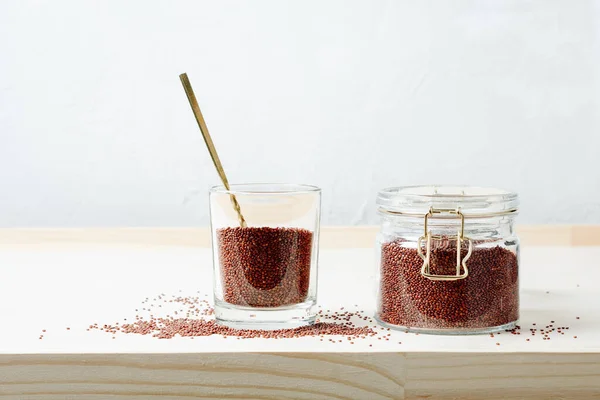 Quinoa Cruda Grano Rosso Barattolo Vetro — Foto Stock