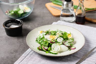 Salatalık, turp, taze soğan ve yumurta..