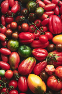 Renkli aile yadigarı ve kiraz domatesleri..