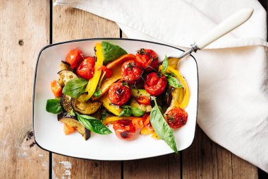 Kızarmış domatesli salata, patlıcan, kabak, dolmalık biber ve yeşil fesleğen..