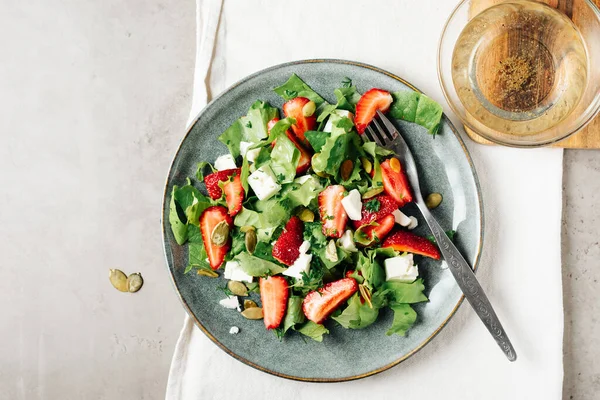 Ensalada Fresa Con Queso Feta Vista Superior — Foto de Stock