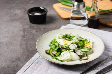 Salatalık, turp, taze soğan ve yumurta..