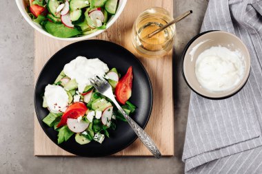 Domatesli sebze salatası, salatalık, turp, avokado ve peynir..