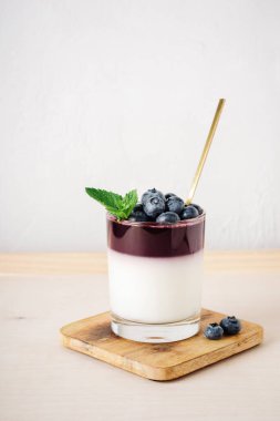 Tatlı. Hafif arkaplanda yabanmersinli yoğurt jölesi..