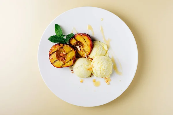 Grilled peaches and lemon ice cream with honey.