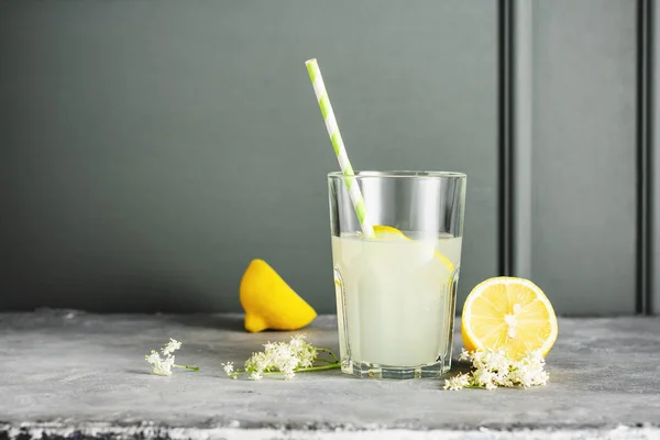 Glas Hemlagad Ekologisk Äldre Lemonad Med Citronskiva — Stockfoto